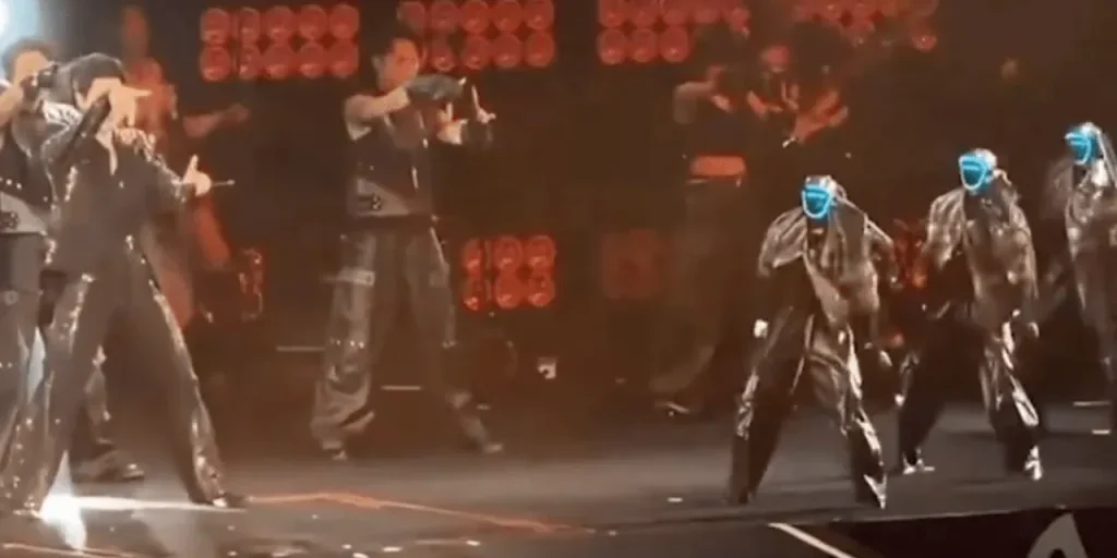 Robot cinesi intrattengono pubblico con danza sincronizzata e capriole