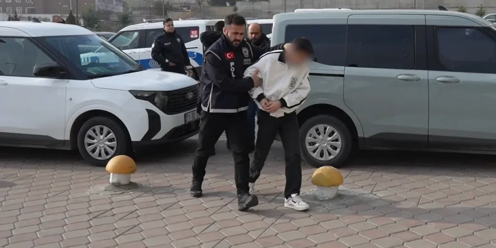 Rapina e estorsione a Kırıkkale: due sospetti arrestati dopo aver sottratto 12.000 lira e richiesto 100.000 lira per immagini intime