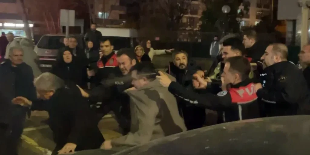 Rissa davanti al tribunale di Aksaray dopo sentenza su reato di terra: 4 feriti e 12 arrestati