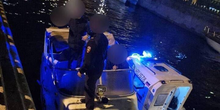 Катер «Сорокос» с пассажирами на борту внезапно заглох у Сенного моста