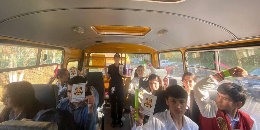 Госавтоинспекторы Серпухова обучали безопасности в автобусе