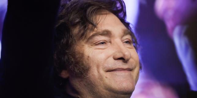 La deriva autoritaria in Argentina: una minaccia alla democrazia e alla libertà 

Introduzione
Recentemente, il partito del presidente argentino, Javier Milei, ha ottenuto la vittoria alle elezioni legislative. In questo contesto, il politologo David Copello e lo storico Olivier Compagnon hanno scritto un articolo sul quotidiano "Le Monde", in cui sottolineano l'importanza di non trascurare le trasformazioni istituzionali in atto nel paese, a favore di un'eccessiva attenzione all'aspetto economico.

Approfondimento
Secondo Copello e Compagnon, la vittoria del partito di Milei non deve essere vista solo come un evento economico, ma anche come un segnale di una più ampia trasformazione politica e istituzionale in Argentina. Essi sostengono che il paese sta gradualmente entrando a far parte di una grande ondata autoritaria che sta attraversando il mondo.

Possibili Conseguenze
Le conseguenze di questa trasformazione potrebbero essere significative, sia a livello nazionale che internazionale. La deriva autoritaria potrebbe portare a una riduzione delle libertà civili e a un aumento del controllo governativo sulla società. Inoltre, ciò potrebbe anche avere un impatto negativo sulla stabilità politica e economica del paese.

Opinione
È importante notare che l'opinione di Copello e Compagnon non è necessariamente condivisa da tutti gli osservatori. Alcuni potrebbero sostenere che la vittoria del partito di Milei sia il risultato di una legittima espressione della volontà popolare, e che le trasformazioni istituzionali in atto siano necessarie per affrontare le sfide economiche e sociali del paese.

Analisi Critica dei Fatti
Per comprendere appieno la situazione, è necessario analizzare criticamente i fatti. La vittoria del partito di Milei è il risultato di un processo elettorale che ha visto la partecipazione di diversi partiti e candidati. Inoltre, le trasformazioni istituzionali in atto sono il risultato di una complessa interazione di fattori politici, economici e sociali.

Relazioni con altri fatti
La situazione in Argentina non è isolata, ma fa parte di una più ampia tendenza globale. In molti paesi, si sta assistendo a una crescente deriva autoritaria, che può essere il risultato di una combinazione di fattori, tra cui la crisi economica, la disillusione nei confronti delle istituzioni democratiche e la crescente influenza dei social media.

Contesto storico
La storia dell'Argentina è caratterizzata da una serie di crisi politiche e economiche, che hanno avuto un impatto significativo sulla stabilità del paese. La deriva autoritaria attuale può essere vista come il risultato di una lunga serie di eventi e processi che hanno contribuito a erodere la fiducia nelle istituzioni democratiche.

Fonti
Le informazioni contenute in questo articolo sono basate su un articolo pubblicato sul quotidiano "Le Monde", intitolato "L’Argentine s’inscrit peu à peu dans la grande vague autoritaire qui traverse le monde". La fonte originale dell'articolo è Le Monde. Per ulteriori informazioni, si consiglia di consultare l'articolo originale.