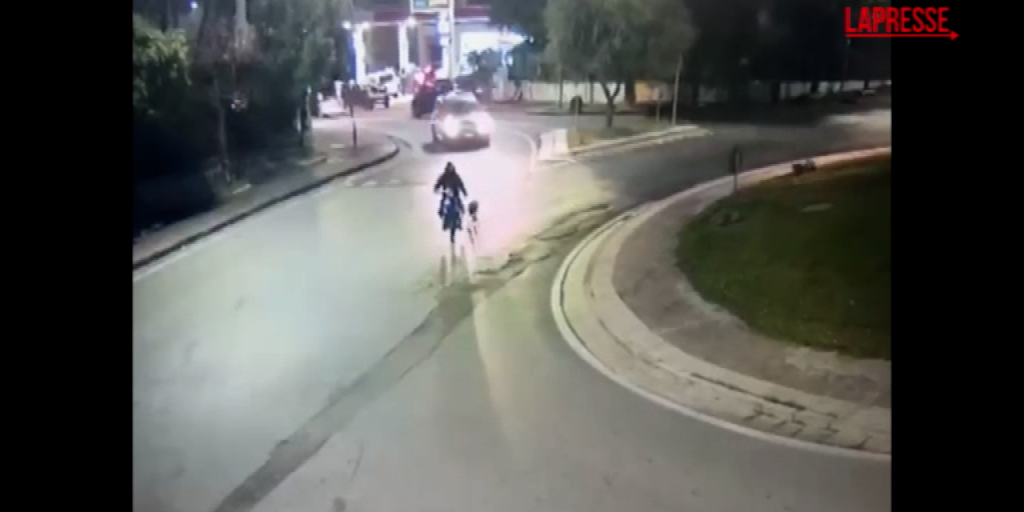 Napoli, cane trascinato per 6 km con e-bike: il video