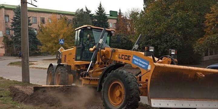 В Токмаке появятся новые газоны благодаря технике из Пензенской области