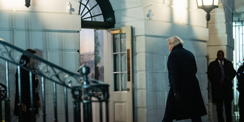 Trump propone di estendere la regola “Mexico City” sull’aborto includendo questioni di genere e DEI