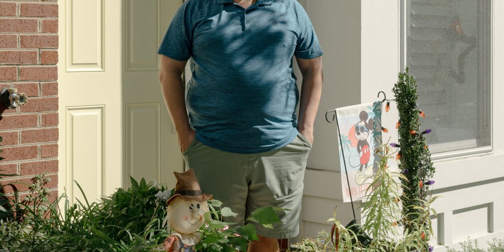 Conflitto condominiale: regole severe e divergenze politiche trasformano il giardino in campo di battaglia