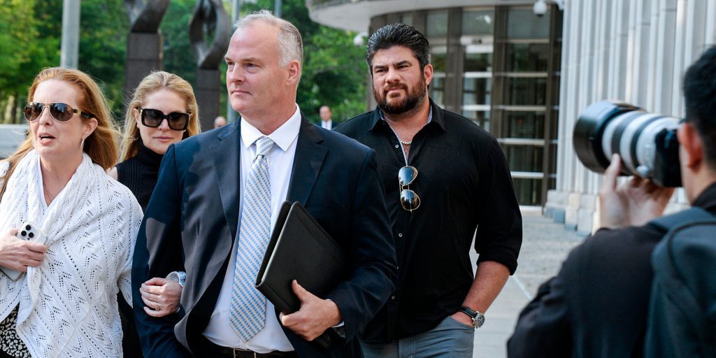 Grazia Presidenziale per Ex Ufficiale Coinvolto in Cospirazione: Implicazioni per la Sicurezza Nazionale e le Relazioni con la Cina

Introduzione
Il presidente Trump ha recentemente approvato la grazia per l'ex ufficiale Michael McMahon, condannato per aver agito come agente illegale in una cospirazione ai danni di una famiglia cinese nel New Jersey. Questa decisione ha sollevato numerose questioni sulla natura della cospirazione e sul ruolo di McMahon all'interno di essa.

Il Caso
I pubblici ministeri hanno affermato che Michael McMahon aveva agito come agente illegale in una cospirazione mirata a una famiglia cinese nel New Jersey. Tuttavia, la Casa Bianca sostiene che McMahon sia stato ingannato e coinvolto nella cospirazione senza essere a conoscenza delle vere intenzioni. Questa versione dei fatti solleva ulteriori interrogativi sulla complessità del caso.

Approfondimento
La cospirazione in questione sembra essere legata a una trama del governo cinese, anche se i dettagli esatti non sono stati resi noti. L'intervento della Casa Bianca nel caso di Michael McMahon solleva interrogativi sulla natura della cospirazione e sul ruolo di McMahon all'interno di essa. È fondamentale comprendere le motivazioni dietro la decisione di Trump di concedere la grazia a McMahon.

Possibili Conseguenze
La decisione di Trump di concedere la grazia a McMahon potrebbe avere implicazioni significative, sia per il caso specifico che per la politica estera degli Stati Uniti nei confronti della Cina. Potrebbe anche sollevare questioni relative alla sicurezza nazionale e alla protezione dei cittadini americani da influenze esterne. È cruciale valutare le possibili ripercussioni di questa decisione sulla scena internazionale.

Opinione
Non è possibile esprimere un'opinione oggettiva su questo caso senza ulteriori informazioni. Tuttavia, è chiaro che la decisione di concedere la grazia a McMahon è stata presa dopo un'attenta valutazione delle circostanze del caso. È importante attendere ulteriori sviluppi e informazioni per comprendere appieno le implicazioni di questa decisione.

Analisi Critica dei Fatti
L'analisi dei fatti disponibili suggerisce che il caso di Michael McMahon sia complesso e coinvolga questioni di sicurezza nazionale e influenza estera. La versione dei fatti presentata dalla Casa Bianca, secondo cui McMahon è stato ingannato, solleva ulteriori interrogativi sulla natura della cospirazione e sulle azioni di McMahon. È fondamentale esaminare criticamente le informazioni disponibili per comprendere la portata del caso.

Relazioni con altri fatti
Il caso di Michael McMahon potrebbe essere collegato ad altri casi di influenza estera e cospirazione negli Stati Uniti. La comprensione di questi collegamenti potrebbe fornire ulteriori informazioni sulla portata e sulla natura di tali cospirazioni. È importante esaminare le possibili connessioni tra questo caso e altri eventi simili per avere una visione più completa della situazione.

Utilità pratica
La conoscenza dei dettagli di questo caso può essere utile per comprendere meglio le complessità delle relazioni internazionali e le sfide poste dalla sicurezza nazionale. Inoltre, può fornire informazioni utili per le autorità e i cittadini sulla necessità di vigilanza e protezione contro influenze esterne. È cruciale che i cittadini siano consapevoli delle possibili minacce e delle misure di protezione necessarie.

Contesto storico
Il caso di Michael McMahon si inserisce in un contesto storico più ampio di tensioni e sfide nelle relazioni tra Stati Uniti e Cina. La comprensione di questo contesto può aiutare a chiarire le motivazioni e le implicazioni della decisione di Trump di concedere la grazia a McMahon. È fondamentale esaminare le dinamiche storiche e politiche che hanno portato a questo evento.

Fonti
La fonte di questo articolo è The New York Times. Per ulteriori informazioni, si consiglia di consultare l'articolo originale pubblicato sul sito web della fonte.