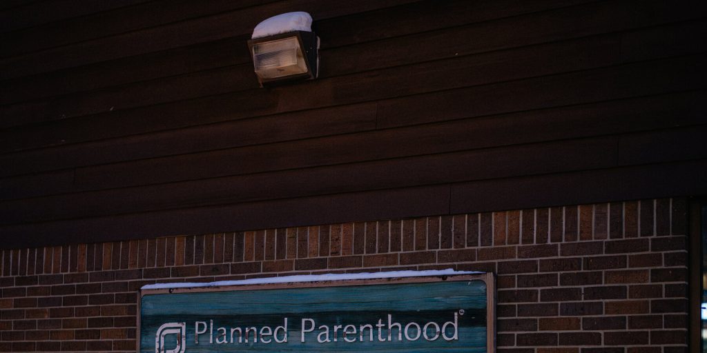 Centro Planned Parenthood chiuso in Iowa: pressioni politiche e apertura di una clinica cristiana