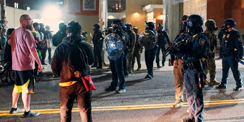 Proteste a Portland: gli ufficiali federali descrivono le manifestazioni come "a bassa energia" prima dell'intervento di Trump