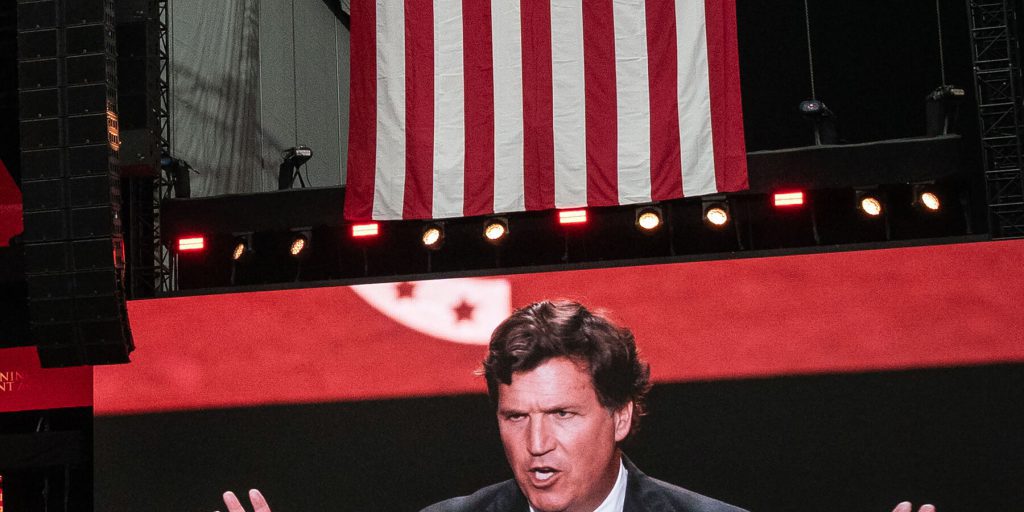 Tucker Carlson: l'intervista a un nazionalista bianco e la frattura della destra