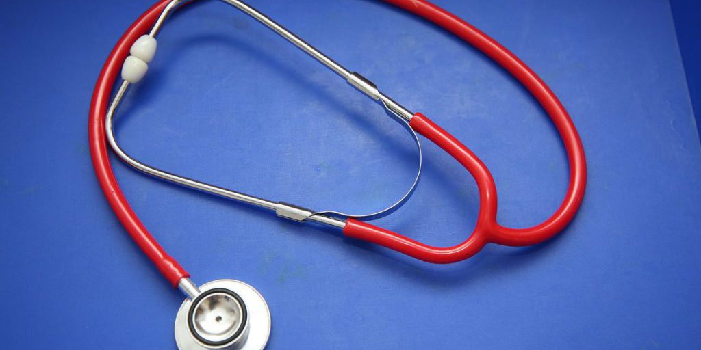 В Госдуме хотят урезать зарплаты главврачам и директорам школ