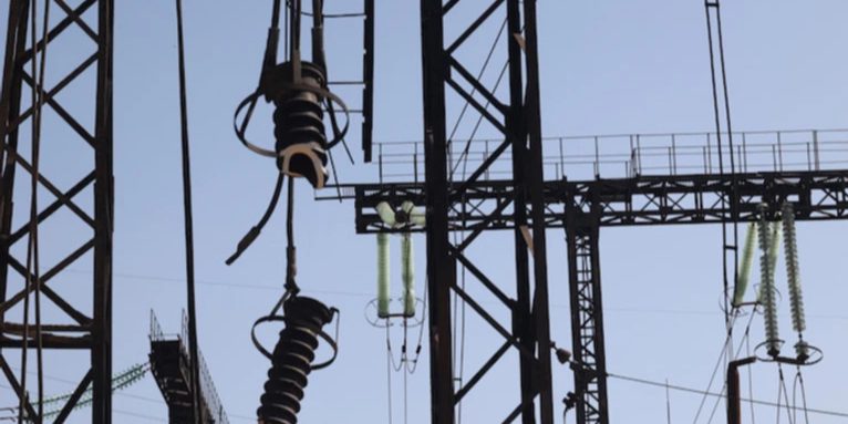 Attacchi russi alle centrali energetiche di Odesa: danni significativi e interruzioni di servizio