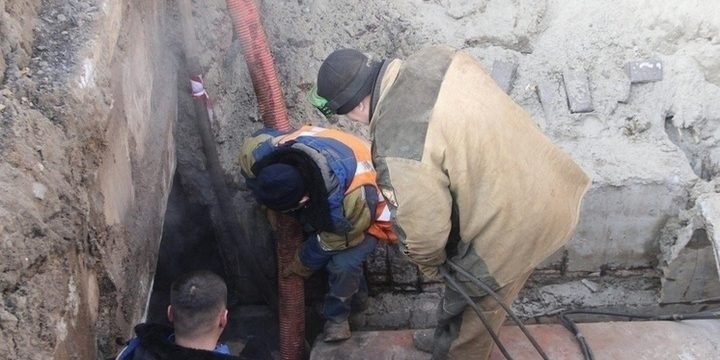 В Курске продолжается ремонт теплосети на улице Димитрова