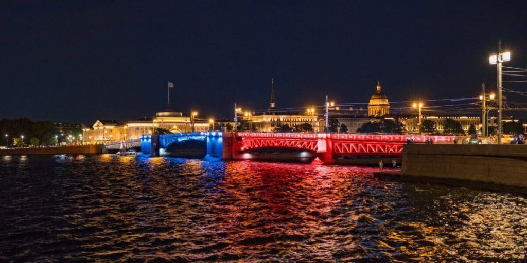 Ponte del Palazzo Illuminato per Onorare i Migliori Insegnanti della Russia