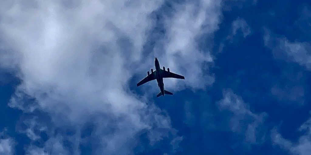 Два самолета из Петербурга не смогли сесть в Геленджике из-за бури