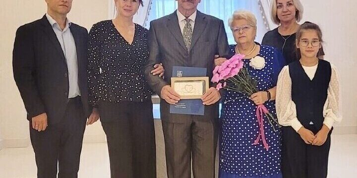 Coppia di Petrozavodsk Celebra 50 Anni di Matrimonio: Un Esempio di Amore e Impegno Duraturo