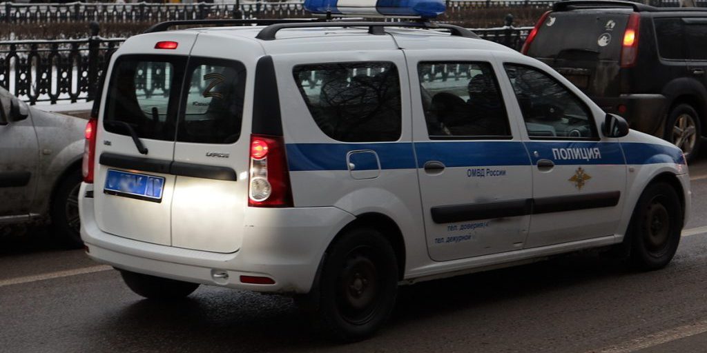 Десятки крепких мужчин в черном и в балаклавах вновь вышли на улицы в России