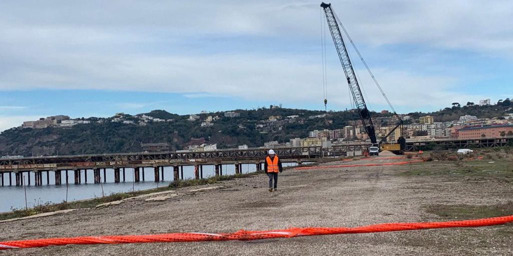 Bagnoli: inizio lavori di bonifica della costa ex cittadella dell’acciaio