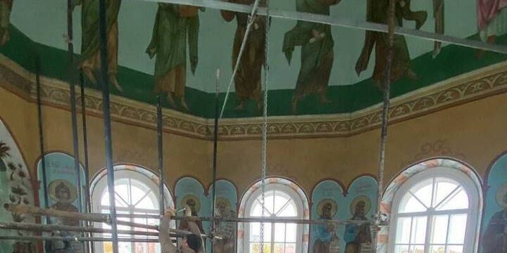 Исторический иконостас возвращается в церковь Сорока Севастийских мучеников в Печорах после реставрации