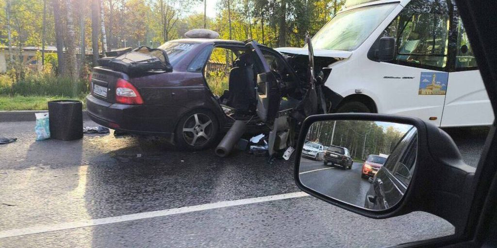 "Incidente stradale tra Lada Priora e autobus: indagini in corso per comprendere le cause"
