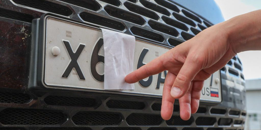 Russia Introduce Nuove Norme per Contrastare il Nascondimento dei Numeri di Targa: Multe e Sospensione della Patente di Guida fino a un Anno e Mezzo