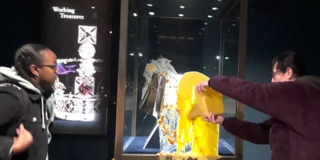 Manifestanti lanciano mele e budino sul vetrino dei Gioielli Reali a Londra, polizia arresta quattro