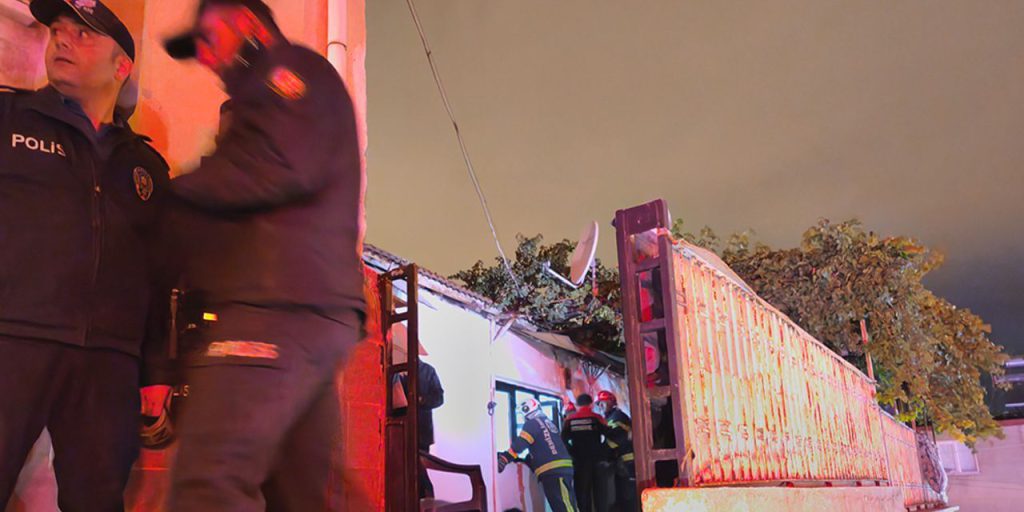 Crollo del tetto in una casa a Denizli durante i preparativi per un matrimonio: le conseguenze e le preoccupazioni sulla sicurezza degli edifici