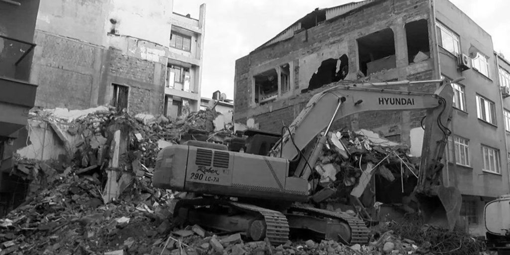 Deprem riski yüksek Zeytinburnu'nda akılalmaz görüntü: Yıkım sırasında apartmanın duvarının olmadığı ortaya çıktı