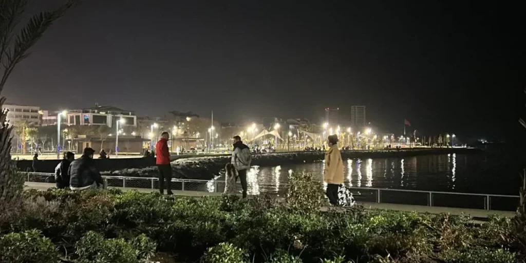 Spiaggia di İskenderun riaperta dopo 80 cm di cedimento causato dal terremoto del 6 febbraio