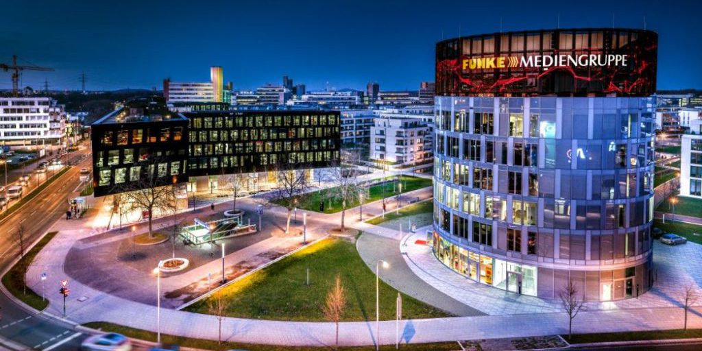 I giornalisti di DER WESTEN trasmettono sempre in diretta dal luogo degli eventi