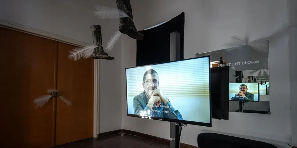 Derviş Zaim trasforma il documentario “Tavuri” in installazione artistica “Ayna” al Biennale di Lefkoşa