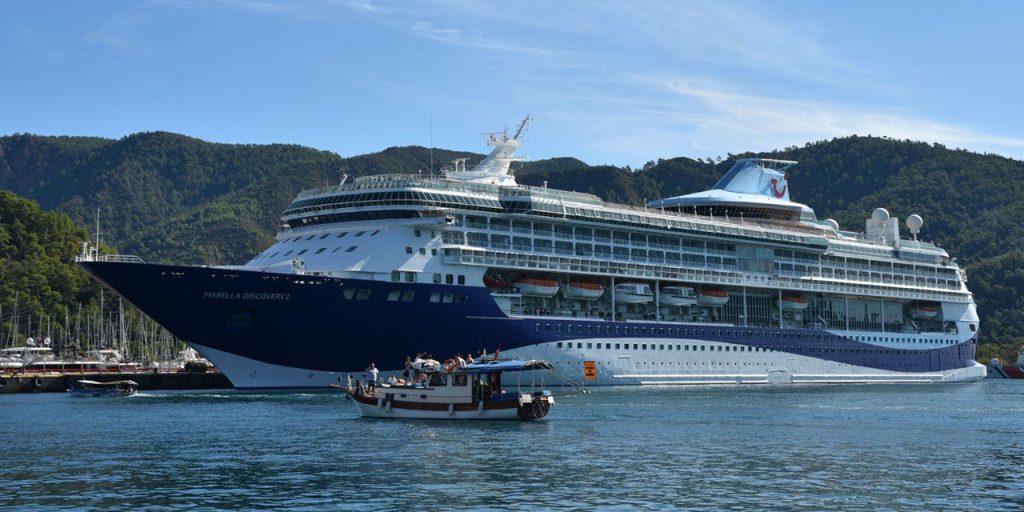 Dev gemi Marmaris'e demir attı: Yüzlerce İngiliz turist ilçeye akın etti