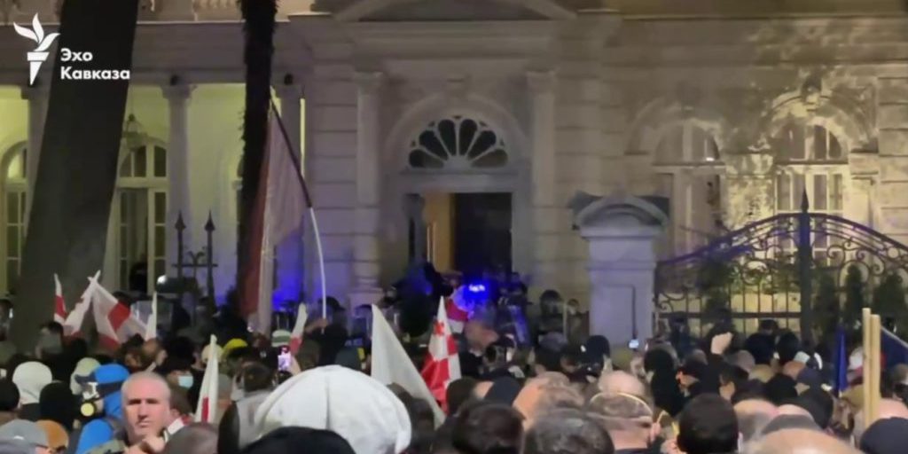 Protesters storm president's residence in Tbilisi, clashes ensued