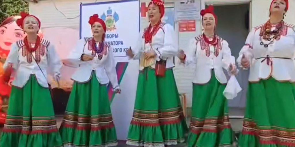 Творческие коллективы дают концерты на избирательных участках в Сочи