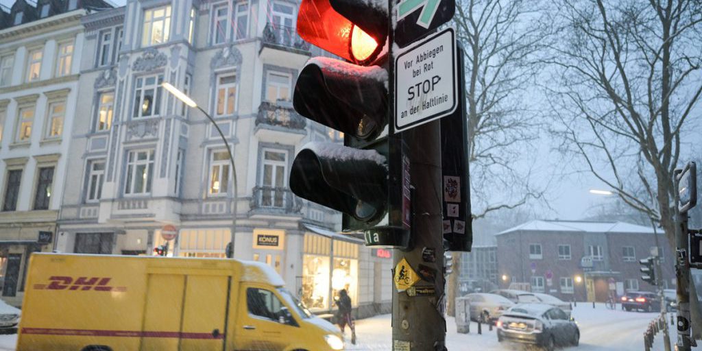 Consegne di pacchi in inverno: DHL, Hermes e altri corrieri affrontano le difficoltà stradali