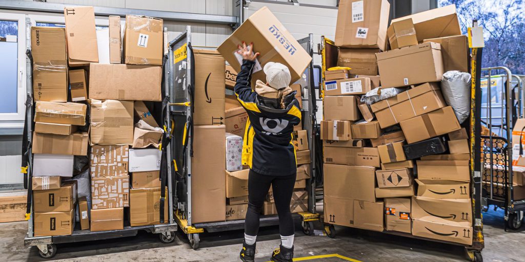 DHL avverte di ritardi: la consegna di Natale a rischio