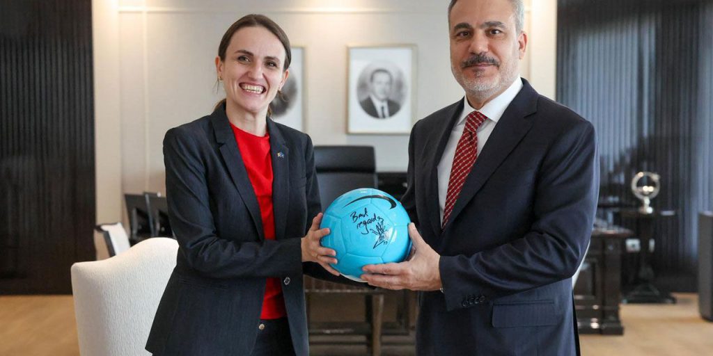 Il Ministro degli Affari Esteri della Romania dona un pallone da calcio firmato da Gheorghe Hagi al suo omologo turco, un gesto di amicizia e cooperazione tra i due paesi