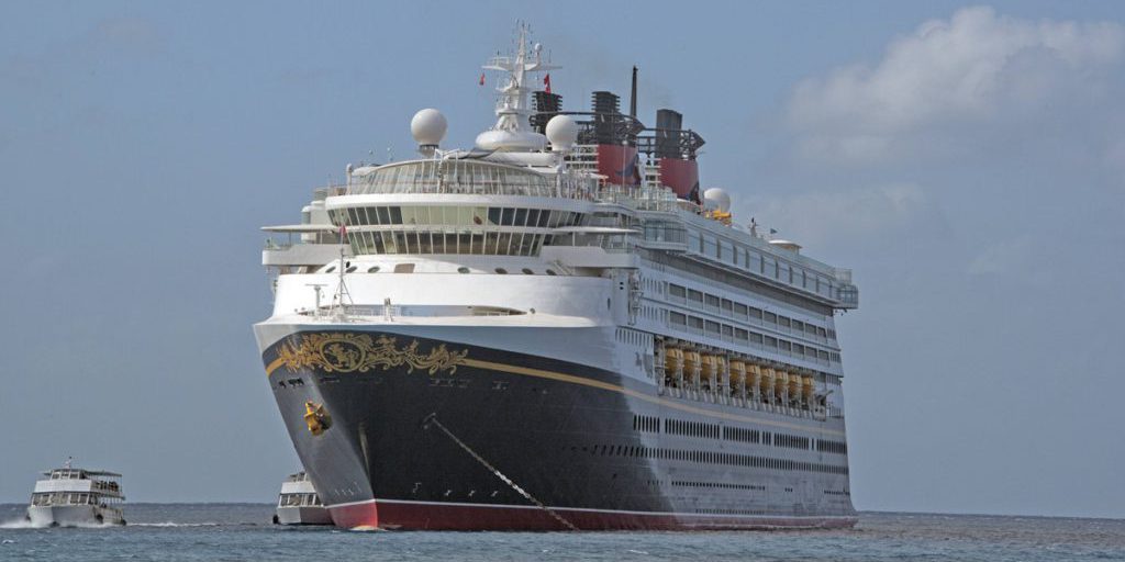 Un passeggero cade dal ponte su una crociera Disney: operazione di soccorso in corso