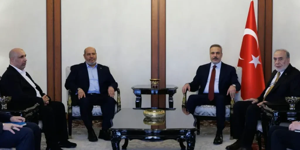 Il ministro degli Esteri turco Hakan Fidan accoglie un delegato di Hamas a Ankara
