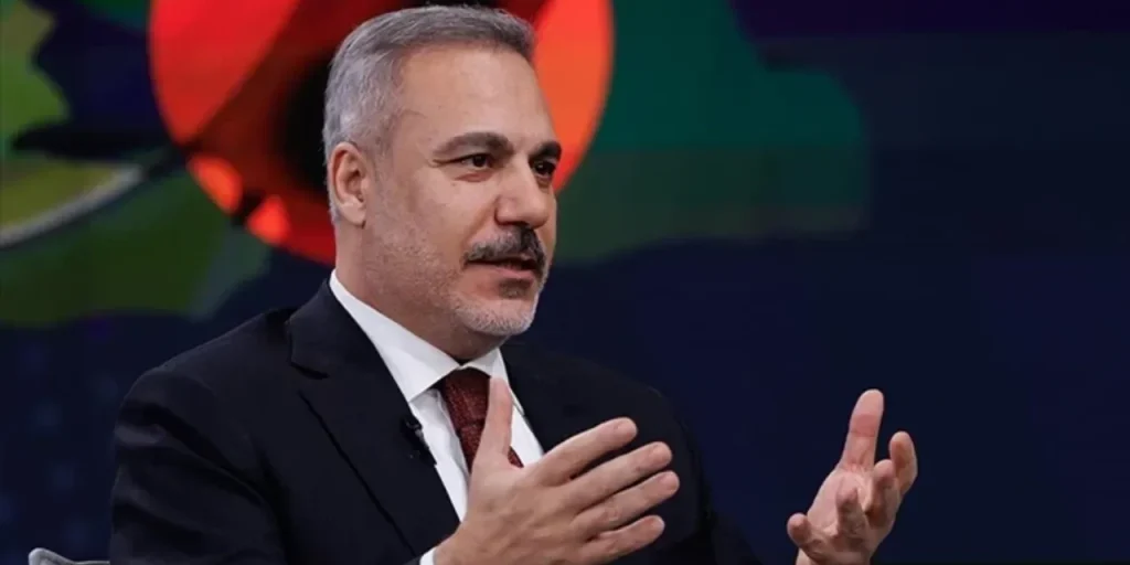 Turco ministro degli Esteri celebra il primo anniversario della vittoria del 8 dicembre, giorno di libertà per la Siria