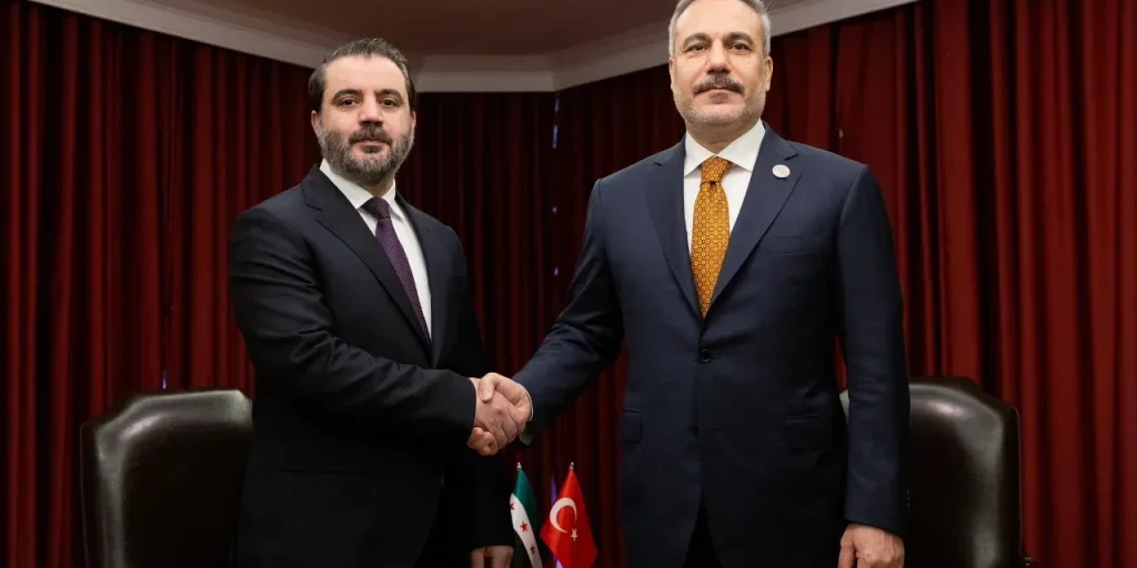 Hakan Fidan incontra il ministro degli Esteri siriano Esad Hasan Şeybani a Doha