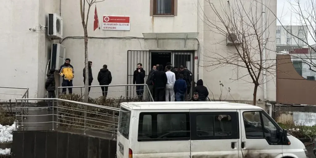 Attacco armato davanti a corso di Corano a Diyarbakır: un uomo ucciso, un guardiano ferito e tre sospetti arrestati