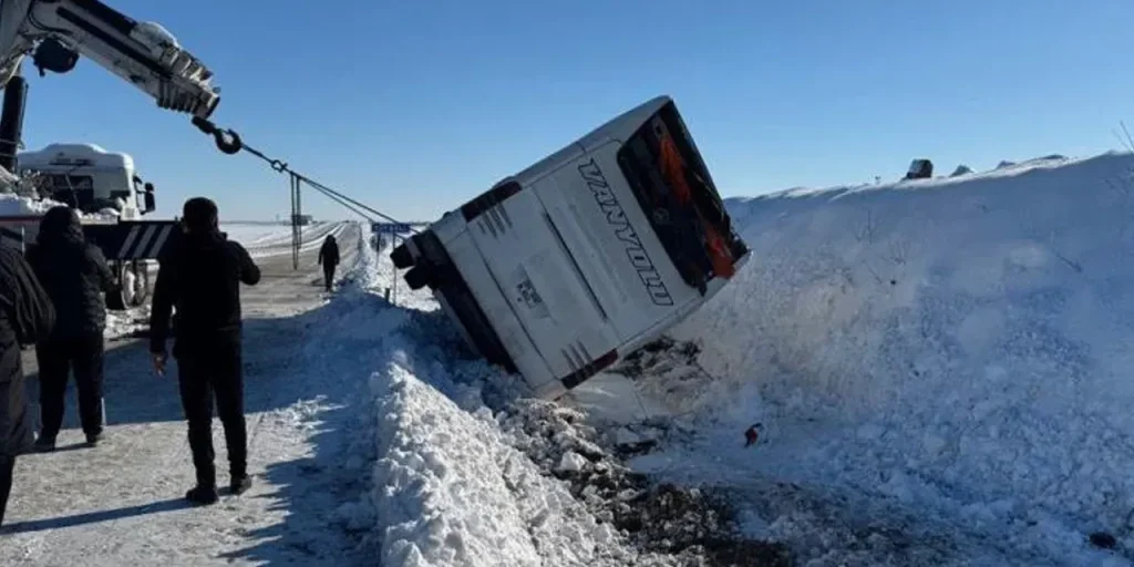 Autobus crolla a Diyarbakır: sei feriti per perdita di controllo del guidatore