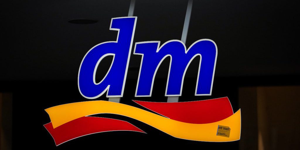 Trasparenza totale sui prodotti di dm: ora è possibile conoscere l'origine dei beni di consumo con certezza assoluta 

Introduzione
Chiunque acquisti prodotti di dm può ora avere la certezza sulla loro origine, sia prima che dopo l'acquisto, grazie a una maggiore trasparenza da parte dell'azienda.

Approfondimento
La possibilità di conoscere l'origine dei prodotti di dm rappresenta un passo importante verso una maggiore trasparenza e consapevolezza per i consumatori, che possono così prendere decisioni più informate sui loro acquisti.

Possibili Conseguenze
Questa novità potrebbe avere un impatto significativo sulle scelte di acquisto dei consumatori, che potrebbero preferire prodotti con un'origine più trasparente e sostenibile, influenzando così le strategie di marketing e produzione delle aziende.

Opinione
Non è possibile esprimere un'opinione in quanto si tratta di un fatto oggettivo, ma è certo che la trasparenza sull'origine dei prodotti è un aspetto sempre più importante per i consumatori, che cercano di fare scelte più responsabili e sostenibili.

Analisi Critica dei Fatti
L'analisi dei fatti rivela che la possibilità di conoscere l'origine dei prodotti di dm è un passo positivo verso una maggiore trasparenza e consapevolezza per i consumatori, che possono così valutare meglio la qualità e la sostenibilità dei prodotti.

Relazioni con altri fatti
Questo fatto è collegato alla crescente richiesta di trasparenza e sostenibilità nel settore dei beni di consumo, dove i consumatori sempre più esigenti chiedono informazioni precise sull'origine e sulla produzione dei prodotti, influenzando così le strategie di marketing e produzione delle aziende.

Contesto storico
Il contesto storico di questo fatto è caratterizzato da una crescente attenzione alla sostenibilità e alla trasparenza nel settore dei beni di consumo, dove le aziende sono sempre più sotto pressione per fornire informazioni precise e attendibili sui loro prodotti, in risposta alle esigenze dei consumatori sempre più consapevoli.

Fonti
La fonte di questo articolo è rss-fonte.it, che fornisce informazioni aggiornate e attendibili su vari argomenti, compreso il settore dei beni di consumo, e offre una visione completa e imparziale degli eventi e delle tendenze attuali.