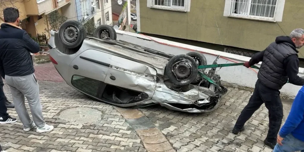 Auto capovolge contenitore di gas naturale: incidente registrato da telecamere di sicurezza