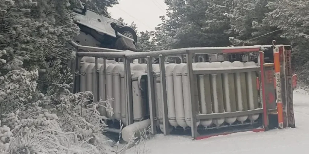 Camion con tubi di gas naturale cade a causa del gelo a Kastamonu, strada chiusa per sicurezza