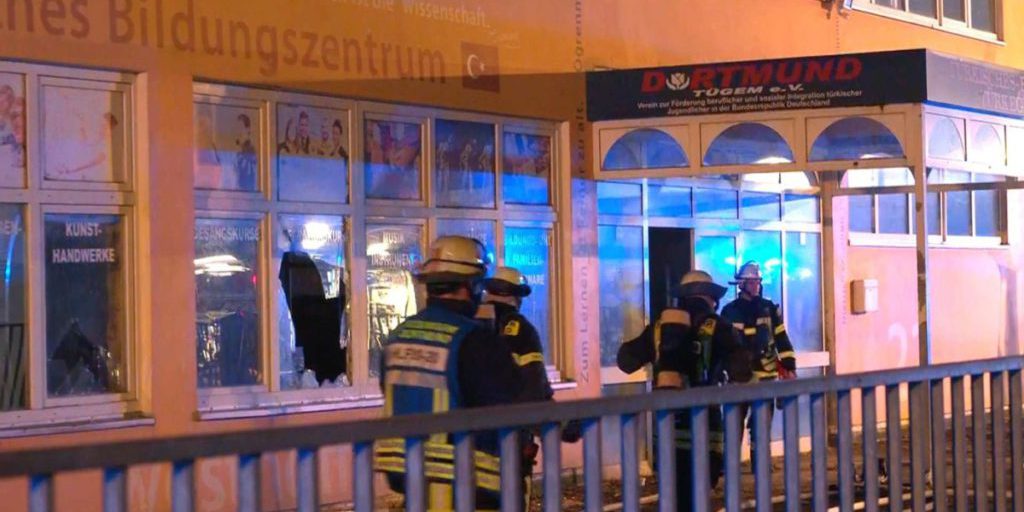 Incendio a Dortmund: vigili del fuoco salvano senzatetto in ospedale