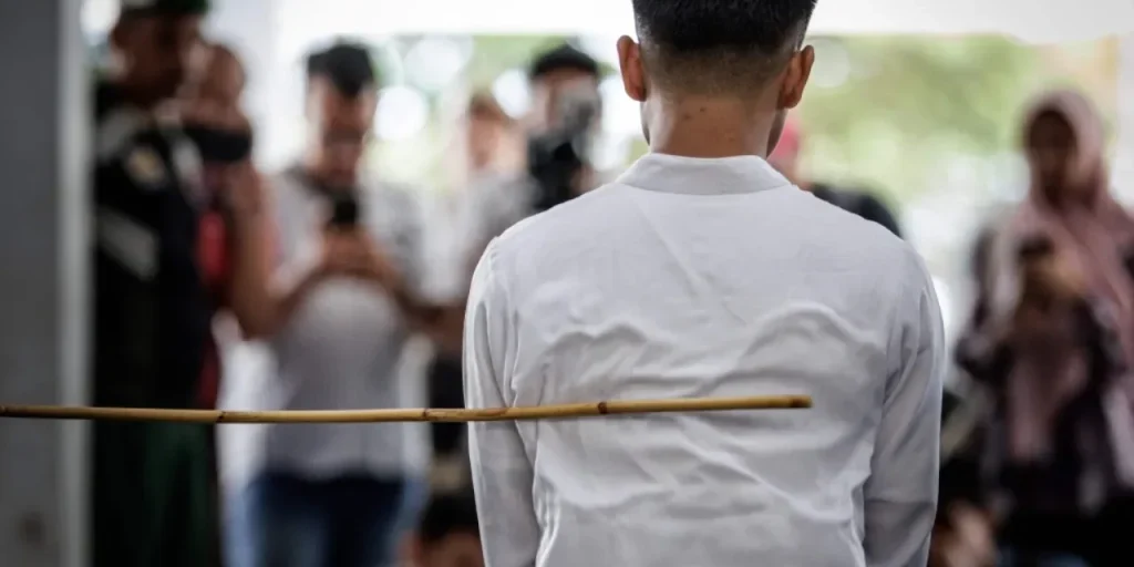 Singapore introduce la frustata obbligatoria per combattere le frodi