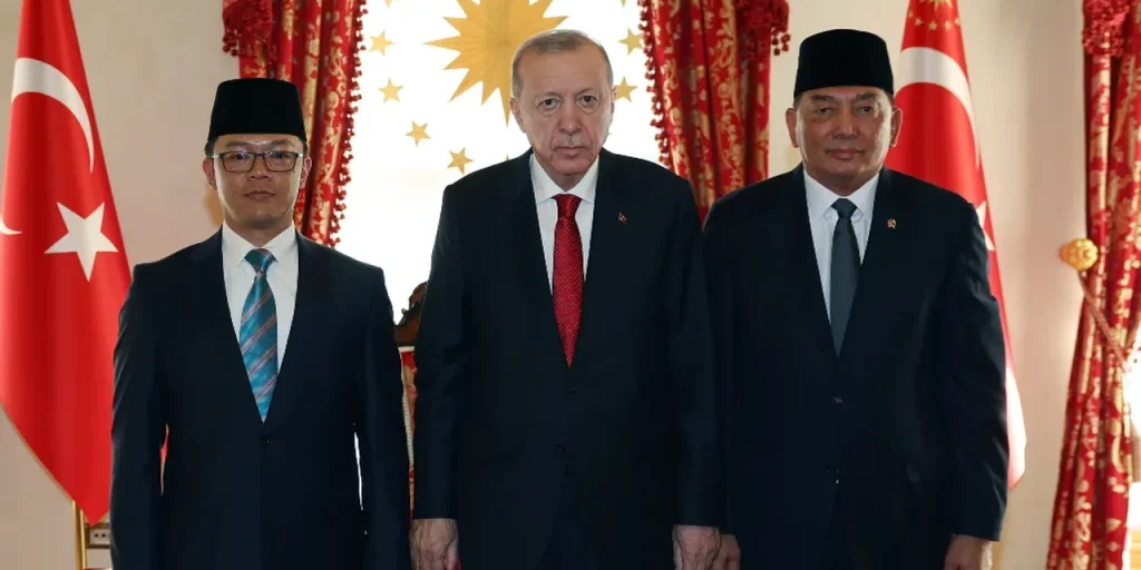 Presidente turco accoglie delegati indonesiani al palazzo di Dolmabahçe