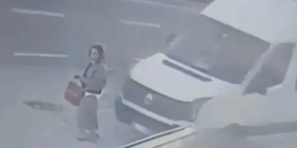 Donna intrappolata sotto un dolmuş che si ferma improvvisamente